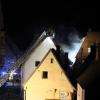 Aus dem weißen Haus dringt dichter Rauch. Die Feuerwehr löschte in Nördlingen in der Nacht von Montag auf Dienstag einen Brand in einem Mehrfamilienhaus.