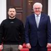 Wolodymyr Selenskyj, Präsident der Ukraine, wird von Bundespräsident Frank-Walter Steinmeier (r) vor dem Schloss Bellevue begrüßt.