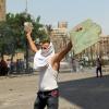 Allen Appellen um Mäßigung zum Trotz warfen Demonstranten in der Umgebung der US-Botschaft in Kairo mit Steinen auf Polizisten. Foto: Khaled Elfiqi dpa