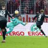 Das entscheidende Tor: Lucas Höler (2.v.r.) von Freiburg trifft per Elfmeter gegen Torwart Yann Sommer von München zum 1:2.
