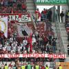 Auch die Mainzer Fans sendeten beim Spiel in Augsburg ihre Grüße an Simon, der an diesem Tag zum ersten Mal seit seinem Unfall wieder im Stadion war.
