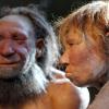 Die Nachbildungen einer Neandertalerin (r) und eines Neandertalers im Neanderthal Museum in Mettmann.