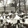 1938 tanzen Hitlerjugend und Bund deutscher Mädel auf der Kaiserwiese. 	