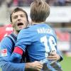 Paderborns Edmond Kapllani (l) freut sich zusammen mit dem Torschützen zum 1:0 durch Elfmeter, Markus Krösche. Somit fügte der SC Paderborn Hertha BSC die erste Saisonniederlage zu.