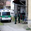 Polizeibeamte durchsuchen  am Donnerstagnachmittag einen Hof in Friedberg. Zwei Monate nach dem Augsburger Polizistenmord wurde hier offenbar einer der beiden mutmaßlichen Täter festgenommen.  