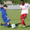 Ecknach gegen Neusäß: VfL-Neuzugang Thomas Helmer (links) gegen Ermias Gebisso von Neusäß.  	Foto: Willi Baudrexl