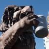 Viele Jahrzehnte lockte dieser Löwe Oktoberfestbesucher ins Bierzelt. Künftig wird er im Foyer des neuen Museums der Bayerischen Geschichte in Regensburg die Besucher begrüßen.