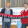 Ein ganz besonderes Erinnerungsgeschenk überreichte der Spartenleiter des VfB Oberndorf, Stephan Sperger (rechts) an den Kapitän des FC Augsburg, Uwe Möhrle, der der Stargast des sechsten DZ-Fußballstammtischs „Nach neunzig Minuten“ war.  