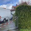 Ein Ehepaar ist in seinem Haus in Altenstadt-Untereichen von Angehörigen tot aufgefunden worden. Die Polizei geht von einer Gewalttat aus und sucht vor Ort weiter nach Spuren.