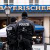 Polizisten stehen vor dem Hotel Bayerischer Hof, in dem die Münchner Sicherheitskonferenz stattfindet.