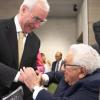 Theo Waigel traf Henry Kissinger zuletzt im vergangenen Juni in Fürth - bei einem Festakt zu Ehren des 100-Jährigen.