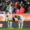 Die FCA-Spieler Rani Khedira (links) und Tin Jedvaj zeigen sich nach dem Unentschieden gegen Freiburg sichtlich enttäuscht.