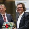 Schulleiter Josef Maisch freut sich über das Geschenk des Weka-Media-Geschäftsführers Stefan Behrens anlässlich der Kooperation.