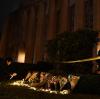 Trauer vor der „Lebensbaum“-Synagoge in Pittsburgh. Mit Blumen und Kerzen gedenken geschockte Bürger der Opfer des antisemitischen Attentats, das elf Opfer forderte.