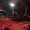 Feuerwehrleute und Rettungskräfte räumen ain der Nacht auf Freitag auf der griechischen Insel Kos eine Straße von Schutt frei. Ein starkes Seebeben hat die Ägäis erschüttert.