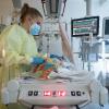 Eine Intensivpflegerin versorgt auf der Kinder-Intensivstation des Olgahospitals des Klinkums Stuttgart einen am Respiratorischen Synzytial-Virus (RS-Virus oder RSV) erkrankten Patienten, der beatmet wird.        