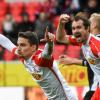 Regensburgs Sebastian Stolze (l) feiert sein Tor zum 3:1 gegen den FCK.