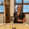 Susan Atkinson übergibt ihre wertvollen Familienerbstücke dem Museum Ulm. Sie stammen von ihrem berühmten Vorfahren, dem Münsterprediger Elias Veiel.