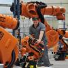In Augsburg kontrolliert ein Arbeiter einen Roboter von Kuka: Der chinesische Konzern Midea will den deutschen Roboter- und Anlagenbauer übernehmen.