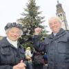 Der Weihnachtsbaum auf dem Christkindelsmarkt in Augsburg ist von Johannes Remmele im Bild zusammen mit Ehefrau Barbara Remmele. 