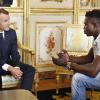 Emmanuel Macron trifft Mamoudou Gassama im Elysee-Palast.