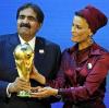 Geschafft: Hamad bin Khalifa Al-Thani, der damalige Emir Katars, und Moza bint Nasser Al-Missned, halten im Dezember 2010 nach der erfolgreichen WM-Bewerbung den WM-Pokal in der Hand. 