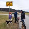 Gerhard Reißer (links) und Daniel Rotter nutzen die am Ortsrand von Schwabegg in Eigeninitiative geschaffene Hundetoilette an der Angerstraße. 