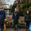 Kranzniederlegung am Kriegerdenkmal in der Dillinger Kapuzinerstraße. Im Bild (von links):  Oberstleutnant Florian Wulf, Oberbürgermeister Frank Kunz und Margit Hintermayer (Vorsitzende des VdK).