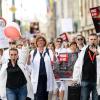 Ärzte bei dem Protestmarsch «Ärzte in Not» in Berlin Mitte.