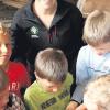 Kindertag auf dem Bauernhof: Kreisbäuerin Christine Haiß lässt die Mädchen und Buben auf ihrem Betrieb in Balzhausen vorsichtig ein frisch geschlüpftes Hühnerküken streicheln. 