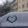 Die Autofahrer haben sich an den Schnee wieder längst gewöhnt. Auf den Straßen in Augsburg ist nicht mehr passiert, als üblich.