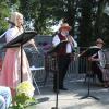 Die Gruppe „Vierklang“ mit (von rechts) Rudolf Heinle, Stefanie Saule, Manfred-Andreas Lipp und Sabrina Steinle erfreute das Publikum mit schwungvoller Volksmusik. Dazu gab’s Lyrik von Gerhard Burkard aus Unterthürheim (links). 	 	