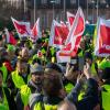 Streikende aus den Bundesländer Hessen, Rheiland-Pfalz und dem Saarland bei einer Kundgebung in Wiesbaden.