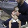 Ein Sanitäter hilft nach dem Angriff in Duma einem Kleinkind mit einer Atemmaske. Wurde es Opfer von Giftgas? Das Foto wurde von den „Weißhelmen“, einer nichtstaatlichen Zivilschutzorganisation in Syrien, zur Verfügung gestellt. 