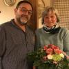 Helmut Komm bedankte sich im Namen aller Sänger bei Josefine Drexler mit einem farbenfrohen Blumenstrauß für die geleistete Leitung des Chores. 	