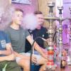 Diese Schwabmünchner Burschen treffen sich häufiger zur geselligen Shisha in der Bahnhofstraße. 