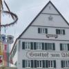 Der Gasthof Zum Adler in Mittelneufnach ist bereits in der vierten Generation in Familienbesitz. Stolz thront er auf einem Berg, gleich neben Kirche und Pfarrhaus.