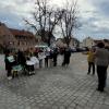 Ukrainische Flüchtlinge haben am Donnerstagvormittag vor dem Landratsamt in Neuburg demonstriert, unter anderem mit einem Plakat mit der Aufschrift "Wir möchten nicht weg".