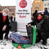 Gerhard Hackenbuchner und Heidi Birner machen auf dem Augsburger Rathausplatz auf die Sorgen der Reisebranche aufmerksam.