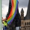 Eine Regenbogenflagge vor dem Kölner Dom und der Kirche Groß St. Martin: Eine Momentaufnahme aus dem Jahr 2017.