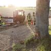 Zwischen Kötz und Bubesheim hat ein Lkw-Fahrer die Kontrolle über sein Fahrzeug verloren und einen Baum touchiert.
