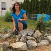 Tanja Hofmann hat in ihrem Garten in Gernstall ein Magerbeet angelegt, in dem nicht nur Pflanzen gedeihen. Auch Insekten finden dort Unterschlupf. 	