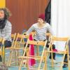 Mit Mobbing in der Schule befasst sich das neue Stück des Diedorfer Theaterhauses Eukitea „Raus bist du!“. In der Mittelschule Meitingen spielten (von links) Michael Gleich, Sarah Hieber und Sandra Pagany. 