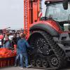 Freunde der Landtechnik kamen bei der Firma Ayrle auf ihre Kosten. Dort war auch dieser gigantische Schlepper mit einer riesigen Egge zu sehen.