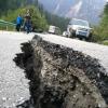 Nahe der Stadt Jiuzhaigou in der Provinz Sichuan hat sich bei dem Erdbeben im Südwesten Chinas ein starker Spalt inmitten einer Straße gebildet.