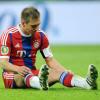 Philipp Lahm vom FC Bayern sitzt nach seinem vergebenen Schuß beim Elfmeterschießen auf dem Boden. 