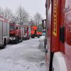Feuerwehren – wie hier aus Burgheim –, THW und BRK machten sich am Freitag auf den Weg in den Landkreis Traunstein, um dort gegen die Schneemassen zu kämpfen.