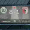 Der Stadionscreen zeigt das Spielergebniss von 8:1 für den VfL Wolfsburg gegen den FC Augsburg.