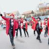 Mehrere Tausend Besucherinnen und Besucher säumten die Straßen, um mit dem Kötzer Narren Club Fasching zu feiern.