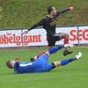 Tarek Raboue (schwarzes Trikot) vergab die wohl größte Chance der Sportfreunde in Sielenbach. Die Ostler verloren mit 0:2.  	 	